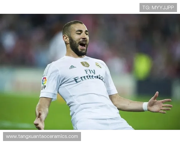 本泽马沙特罚点球5次失误 创造与皇马生涯罚丢总和相等新纪录 本泽马沙特罚点球5次失误 创造与皇马生涯罚丢总和相等新纪录