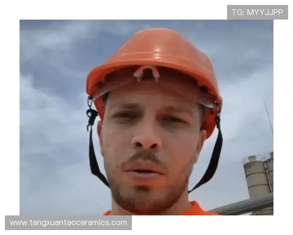 尤文传奇球员25岁退役后转行做工人 成为工地网红引热议